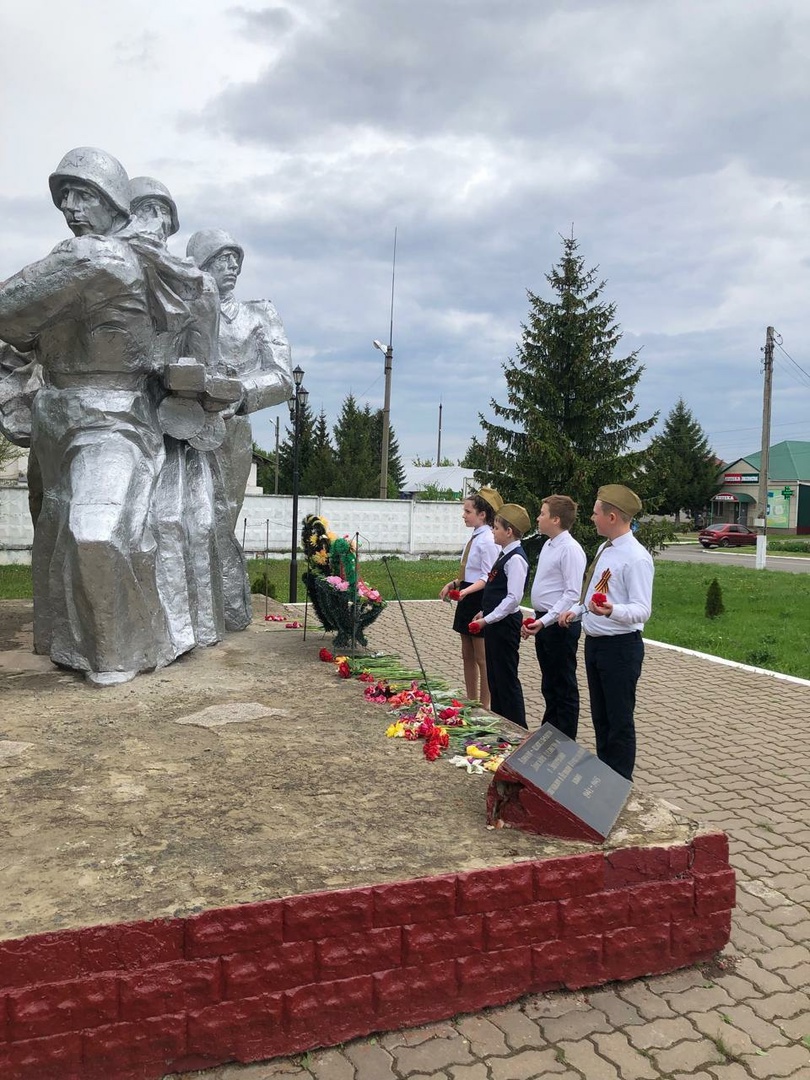 Возложение цветов к памятнику павшим воинам Великой Отечественной войны..